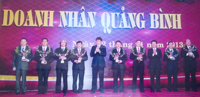 Giám đốc Công ty (thứ 4 trái sang) vinh dự được nhận danh hiệu Doanh nhân tiêu biểu tỉnh Quảng Bình năm 2013.