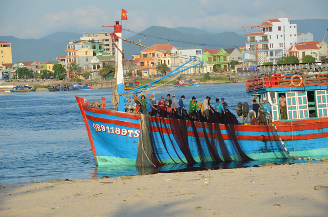 Tàu cá xa bờ xã Bảo Ninh chuẩn bị ra khơi.
