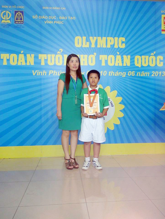 Cô giáo Nguyễn Thị Uyến và học sinh Đoàn Xuân Phương đoạt Huy chương Vàng tại Olympic toán tuổi thơ toàn quốc 2013.