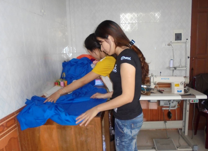 Dạy nghề cho em Trần Thị Mai