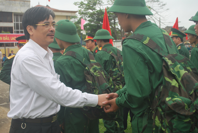Đồng chí Lê Hùng Phi, Ủy viên Thường vụ Tỉnh ủy, Chủ tịch Ủy ban MTTQVN tỉnh động viên tân binh huyện Quảng Ninh lên đường làm nhiệm vụ