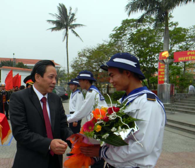 Đồng chí Hoàng Đăng Quang, Phó Bí thư Thường trực Tỉnh ủy, Trường đoàn đại biểu Quốc hội tỉnh tặng hoa cho các tân binh trong lễ giao nhận quân.
