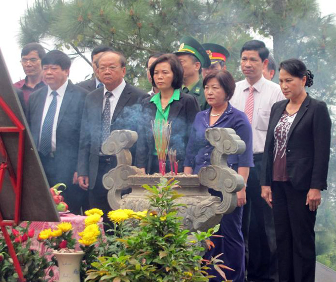 Đồng chí Nguyễn Thị Kim Ngân và các đồng chí lãnh đạo tỉnh dâng hương tại mộ Đại tướng Võ Nguyên Giáp.