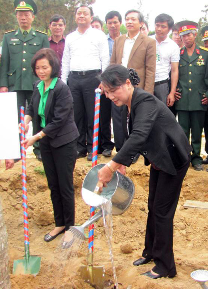 Đồng chí Nguyễn Thị Kim Ngân tham gia trồng cây xanh tại Vũng Chùa.