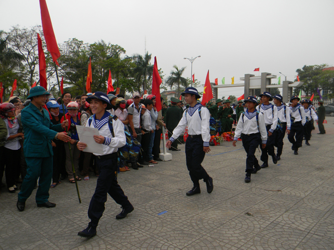 Những tân binh huyện Lệ Thủy hăng hái lên đường thực hiện nghĩa vụ bảo vệ Tổ quốc.
