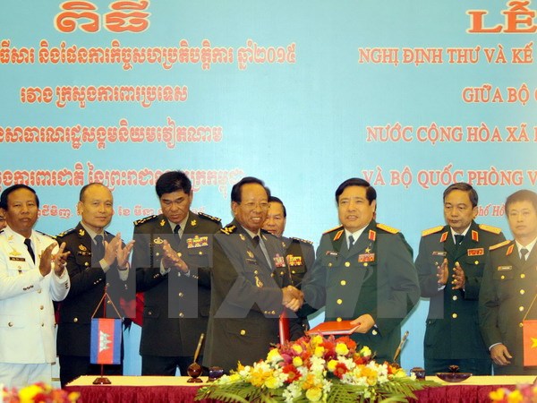 Bộ trưởng Phùng Quang Thanh và Bộ trưởng Tia Banh ký Nghị định thư hợp tác. (Ảnh: Thanh Vũ/TTXVN)