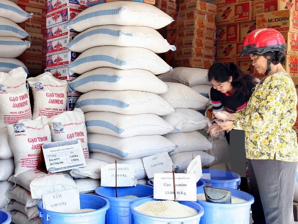 Cửa hàng bán gạo bình ổn giá của Công ty Lương thực Hồ Chí Minh tại huyện Bình Chánh. (Ảnh: Đình Huệ/TTXVN)