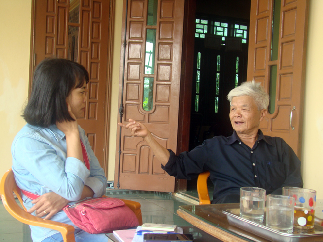 Ông Trần Văn Minh trò chuyện với phóng viên Báo Quảng Bình.