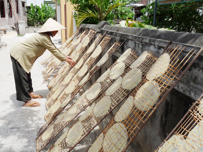 Phụ nữ thôn Tân An (Quảng Thanh, Quảng Trạch) vẫn duy trì và phát triển nghề tráng bánh truyền thống.  Ảnh: P.V