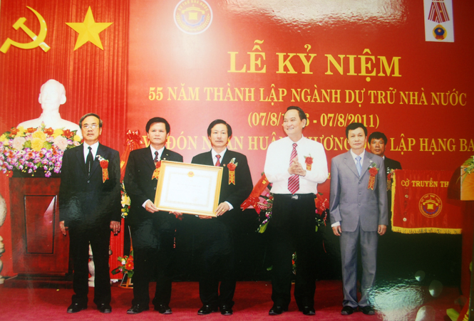 Cục Dự trữ Nhà nước khu vực Bình Trị Thiên đón nhận Huân chương Độc lập hạng Ba.