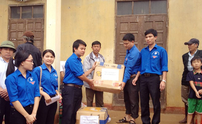 Đoàn thanh niên Cục Dự trữ Nhà nước khu vực Bình Trị Thiên giao hàng cứu trợ cho người dân xã Quảng Sơn bị thiệt hại lũ lụt năm 2013.