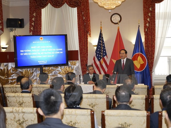 Bộ trưởng Trần Đại Quang thăm Đại sứ quán Việt Nam tại Hoa Kỳ. (Ảnh: Quang Hòa/TTXVN)