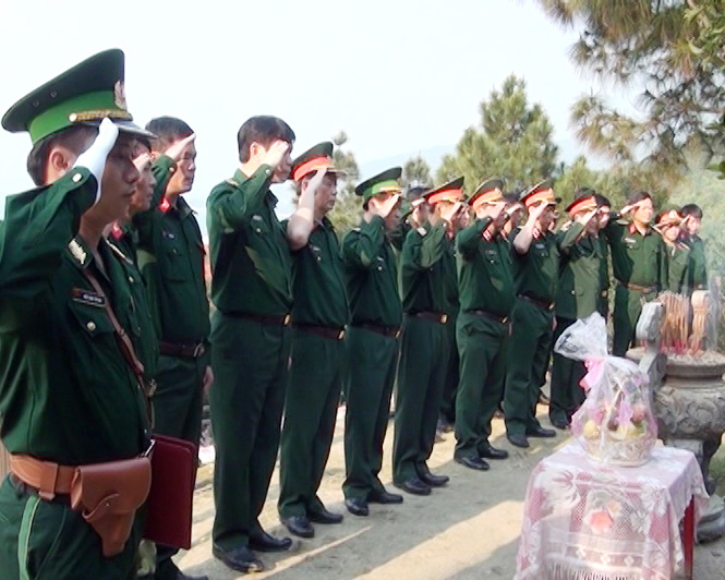Đoàn công tác dâng hương tại phần mộ Đại tướng Võ Nguyên Giáp.