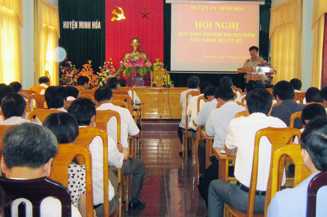 Các đại biểu dự hội nghị rút kinh nghiệm đại hội điểm của Huyện ủy Minh Hóa.
