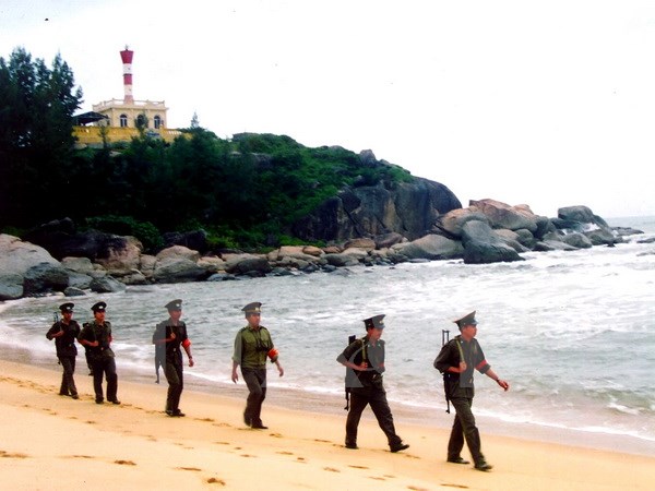 Bộ đội biên phòng đồn cửa khẩu Dung Quất tuần tra ven biển. (Ảnh minh họa: Thanh Long/TTXVN)