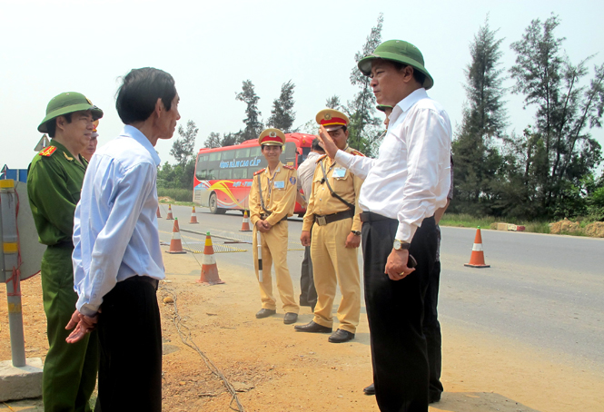 Đồng chí Trần Văn Tuân, UVTV Tỉnh ủy, Phó Chủ tịch UBND tỉnh kiểm tra hoạt động vận tải trên các tuyến đường trọng điểm phía Bắc tỉnh.