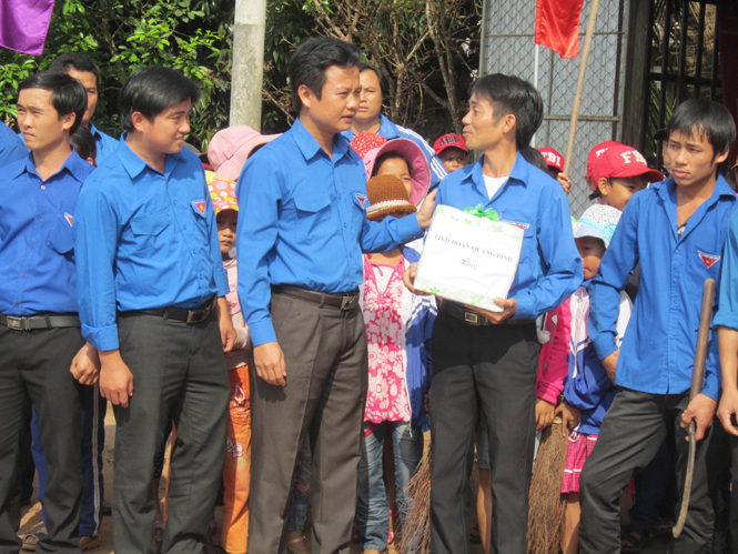 Bí thư Tỉnh đoàn Trần Quốc Tuấn (đứng giữa hàng đầu) tặng quà cho các cơ sở Đoàn khó khăn nhân dịp Tháng Thanh niên 2014.
