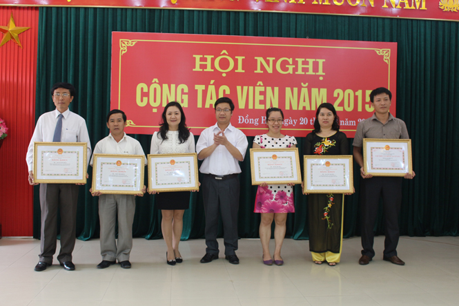 Đồng chí Cao Văn Định, Tỉnh ủy viên, Trưởng Ban Tuyên giáo Tỉnh ủy trao bằng khen của Chủ tịch UBND tỉnh cho các tập thể, cá nhân có thành tích xuất sắc trong công tác năm 2014 của Báo Quảng Bình.  
