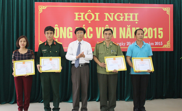 Đồng chí Hoàng Minh Tiến, Tỉnh ủy viên, Tổng Biên tập Báo Quảng Bình trao tặng giấy khen cho các cộng tác viên xuất sắc năm 2014.