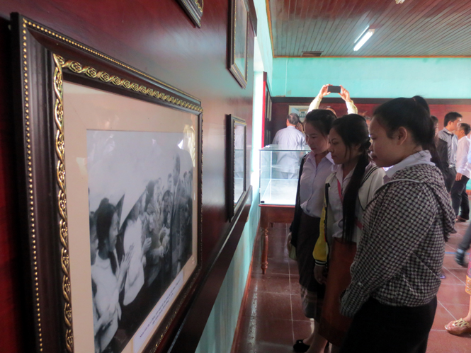 Gần 70 sinh viên nước bạn Lào đến thăm quan di tích lịch sử Khu Giao tế Quảng Bình