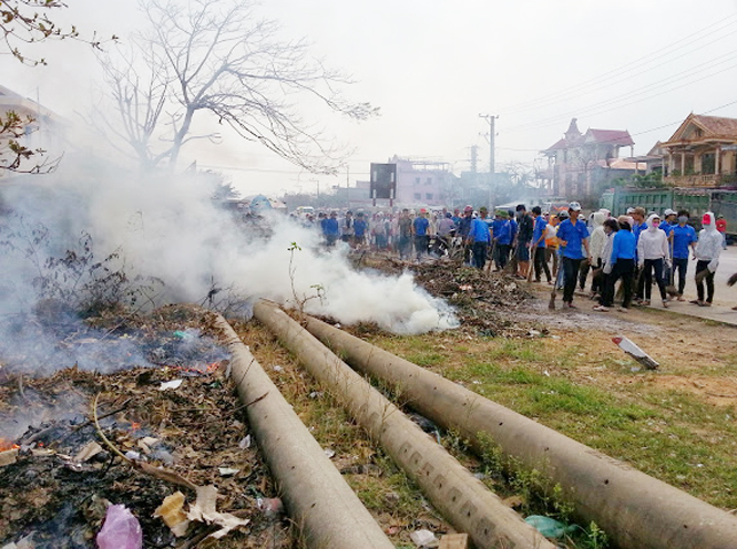 Đoàn viên thanh niên phường Quảng Thọ ra quân làm vệ sinh môi trường, bảo đảm cảnh quan đô thị xanh-sạch-đẹp.