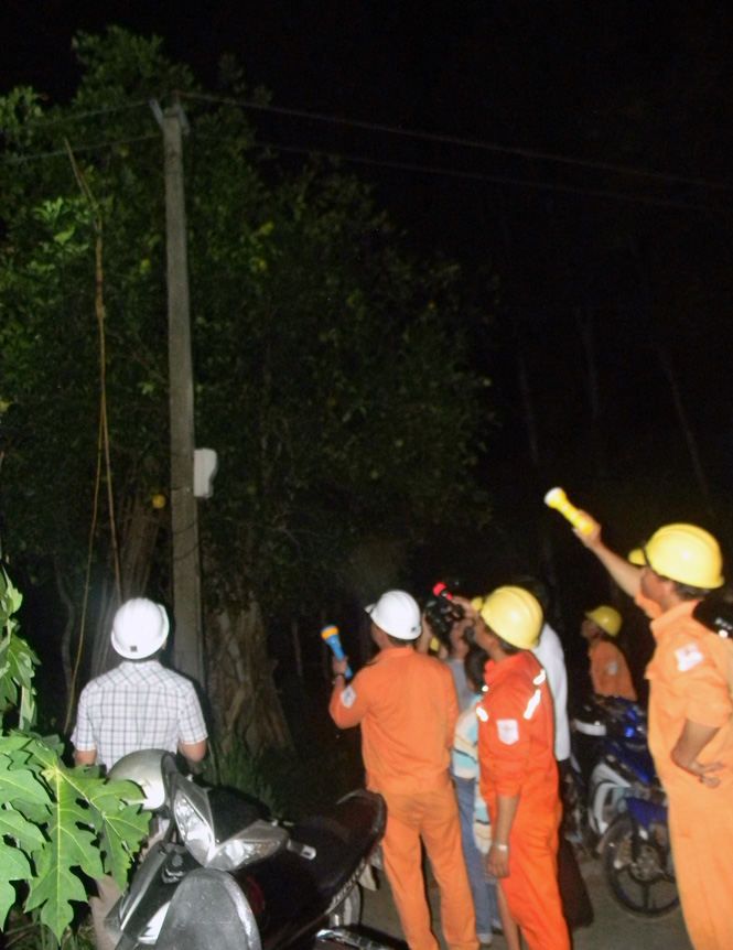 Công ty Diện lực Quảng Bình phối hợp với các đơn vị chức năng phát hiện một vụ trộm cắp điện vào ban đêm ở huyện Bố Trạch.