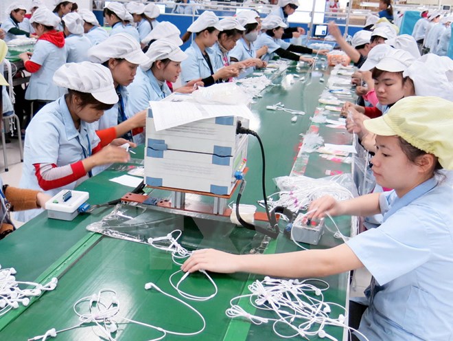 Dây chuyền sản xuất tai nghe điện thoại thông minh của Công ty Trách nhiệm hữu hạn Glonics Việt Nam . (Ảnh: Hoàng Nguyên/TTXVN)