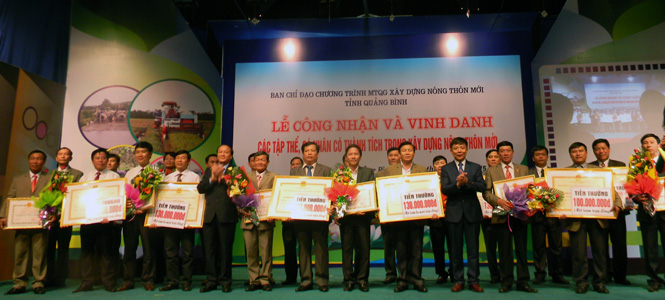 Chủ tịch UBND tỉnh Nguyễn Hữu Hoài trao bằng công nhận đạt xã nông thôn mới cho 12 địa phương trong tỉnh.     