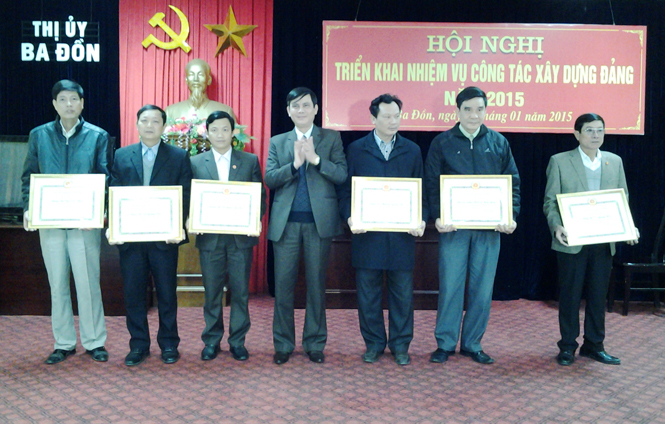 Đồng chí Trần Thắng, Tỉnh uỷ viên, Bí thư Thị ủy Ba Đồn tặng giấy khen cho 6 tổ chức cơ sở đảng TSVM tiêu biểu năm 2014.