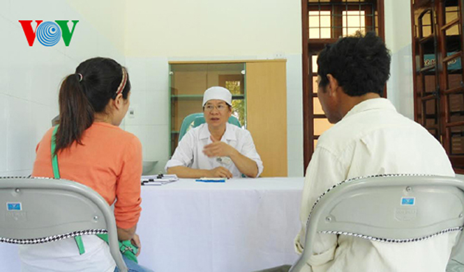 Cha mẹ bệnh nhân được bác sĩ tư vấn