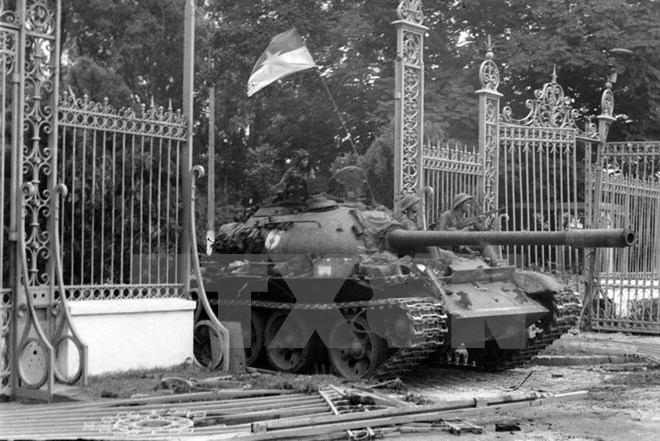Xe tăng quân Giải phóng đánh chiếm Dinh Độc Lập ngày 30/4/1975. (Ảnh: Trần Mai Hưởng/TTXVN)