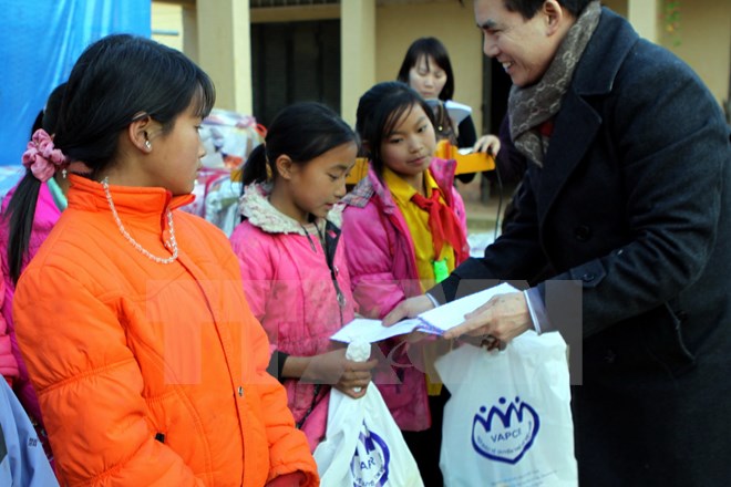 Trao tặng quà Tết cho các em nhỏ xã Vũ Nông, huyện Nguyên Bình (Cao Bằng). (Ảnh: Nguyễn Thủy/TTXVN)