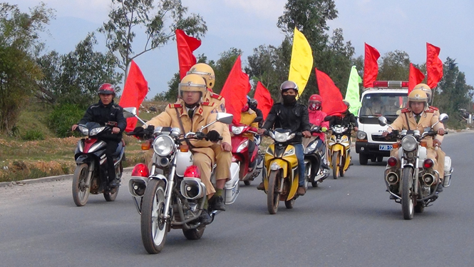 Lực lượng Công an huyện Quảng Trạch ra quân bảo đảm an toàn giao thông năm 2015.