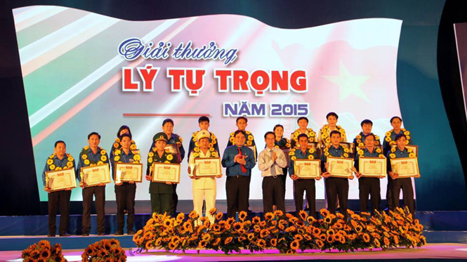 Anh Nguyễn Thanh Hải (đứng hàng đầu, thứ 2 từ bên phải qua) nhận giải thưởng Lý Tự Trọng.