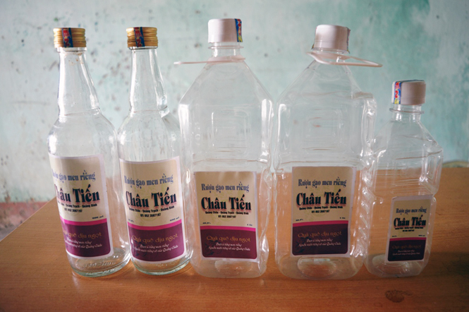 Sản phẩm rượu gạo men riềng Châu Tiến được bày bán tại các chợ trong tỉnh.