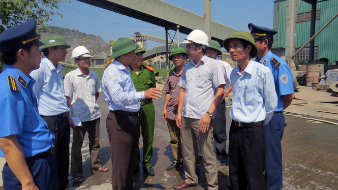 Đồng chí Trần Văn Tuân, Phó Chủ tịch UBND tỉnh kiểm tra tình hình hoạt động vận tải tại Nhà máy xi măng Vạn Ninh (thuộc Công ty cổ phần xi măng Vicem Hải vân)