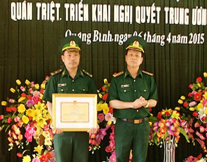 Thừa ủy quyền Bộ Tư lệnh BĐBP, đại tá Nguyễn Văn Phúc, Chỉ huy trưởng BĐBP tỉnh đã trao bằng khen cho Đồn BP CKQT Cha Lo.