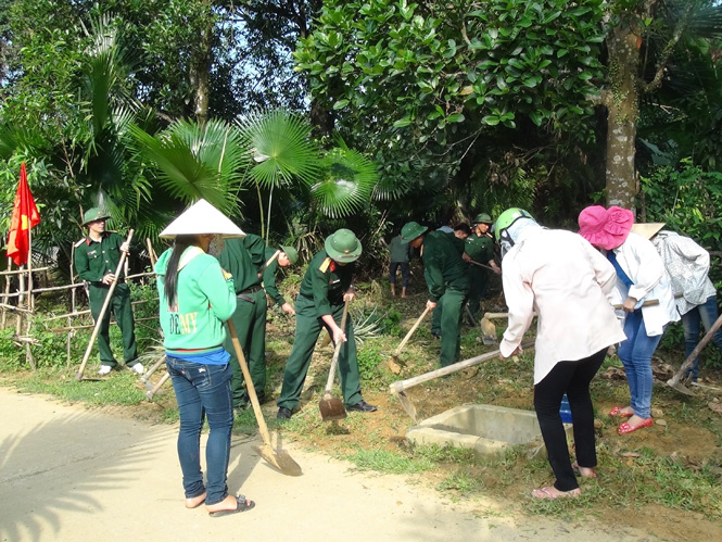 Cán bộ BCH Quân sự huyện Minh Hóa tham gia xây dựng nông thôn mới với bà con xã Quy Hóa (Minh Hóa).