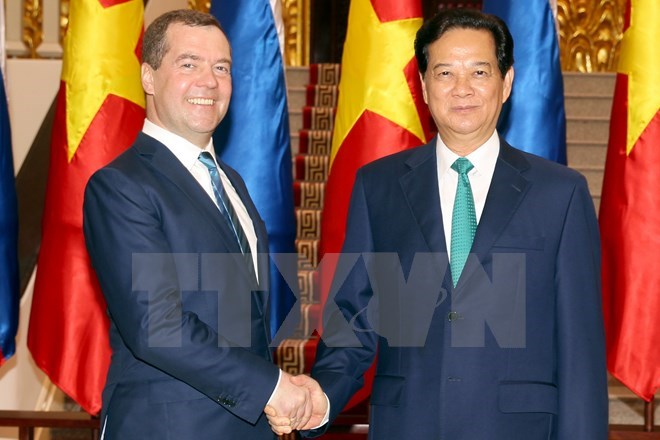Thủ tướng Nguyễn Tấn Dũng đón Thủ tướng Dmitry Medvedev. (Ảnh: Đức Tám/TTXVN)