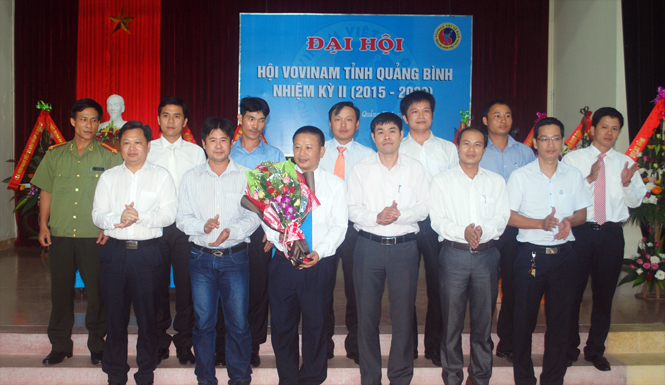 Đồng chí Nguyễn Tiến Hoàng,TUV, Phó Chủ tịch UBND tỉnh tặng hoa chúc mừng thành công của đại hội.