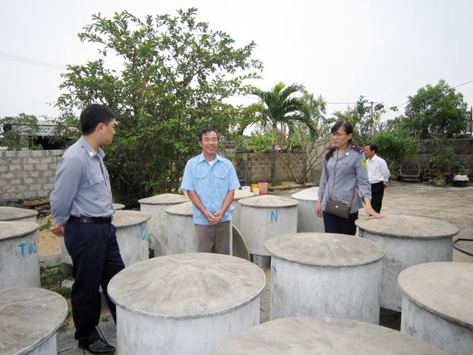 Kiểm tra điều kiện bảo đảm ATTP cơ sở sản xuất nước mắm tại xã Cảnh Dương (Quảng Trạch).