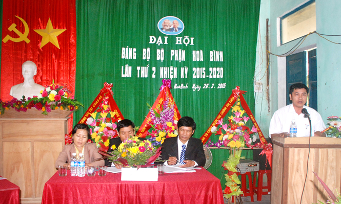 Đồng chí Nguyễn Quang Tuyển, Bí thư Đảng ủy xã Tân Ninh, phát biểu chỉ đạo tại Đại hội Đảng bộ bộ phận Hòa Bình, nhiệm kỳ 2015-2020.