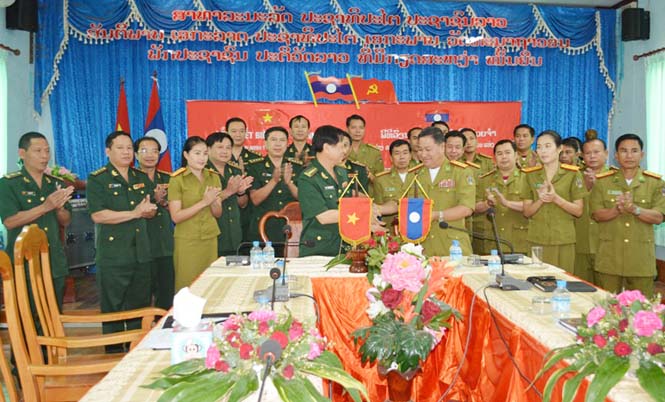 Lãnh đạo Bộ chỉ huy BĐBP Quảng Bình và Sở An ninh tỉnh Khăm Muộn (Lào) ký kết biên bản ghi nhớ năm 2015.