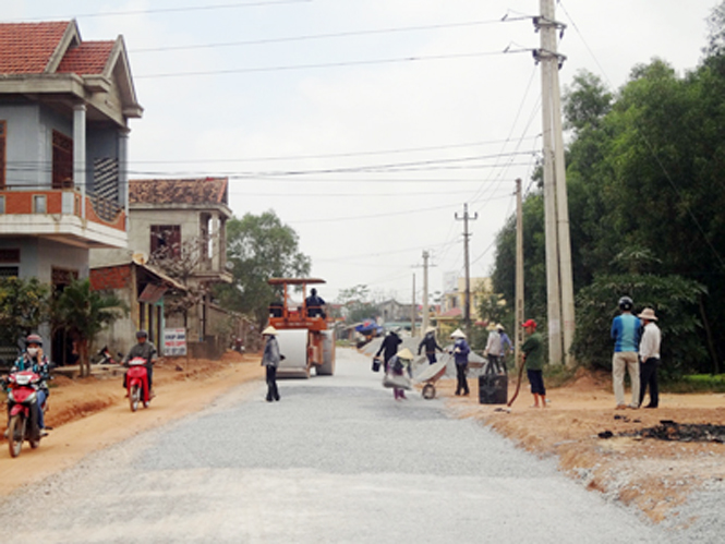 Nhân dân trong xã tích cực tham gia bê tông hóa đường nông thôn.