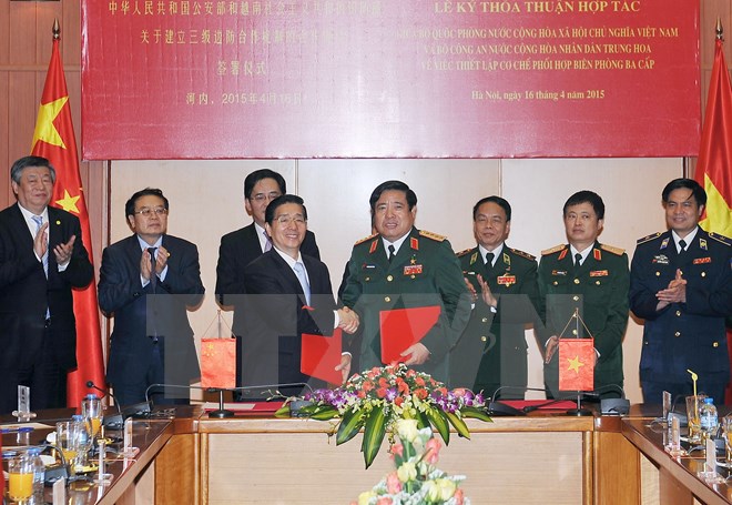 Bộ trưởng Quốc phòng Phùng Quang Thanh và Bộ trưởng Công an Trung Quốc Quách Thanh Côn ký Thỏa thuận hợp tác giữa hai bên sau buổi hội đàm. (Ảnh: Trọng Đức/TTXVN)