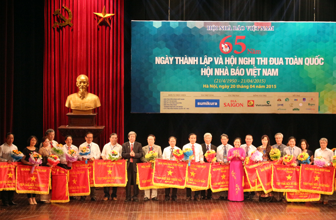 Những tập thể xuất sắc trong phong trào thi đua nhận cờ của Hội Nhà báo Việt Nam.