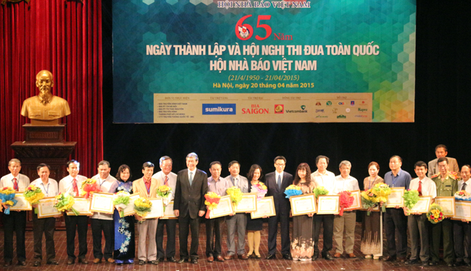 Các tập thể, cá nhận nhận bằng khen của Hội Nhà báo Việt Nam.