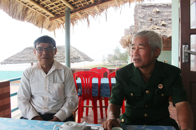 Ông Nguyễn Viết Điểm (áo trắng) trao đổi công việc với đồng đội CCB.