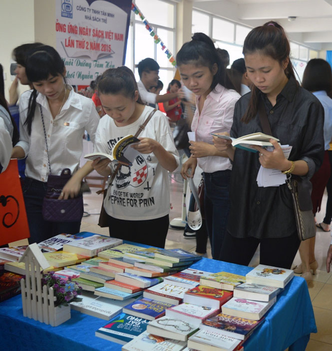 Các bạn học sinh xem sách tại TTHL của trường Đại học Quảng Bình