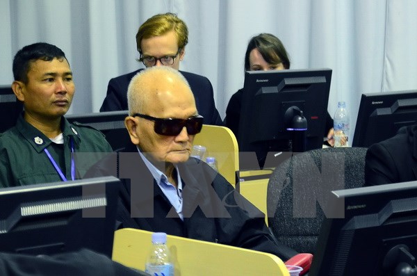 Cựu Thủ lĩnh Khmer Đỏ Nuon Chea (giữa) trong phiên tòa ở Phnom Penh ngày 21-1. (Nguồn: AFP/ TTXVN)